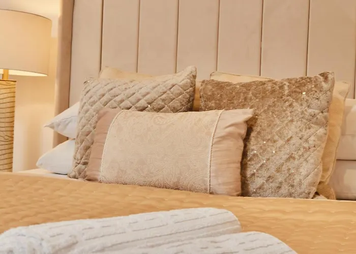 Modern Leeds Dock Apt &Free Secure Parking!
