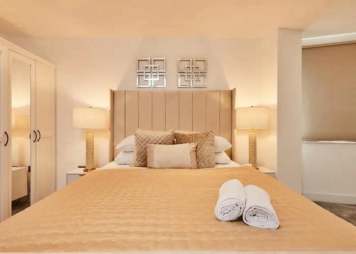 Modern Leeds Dock Apt &Free Secure Parking!