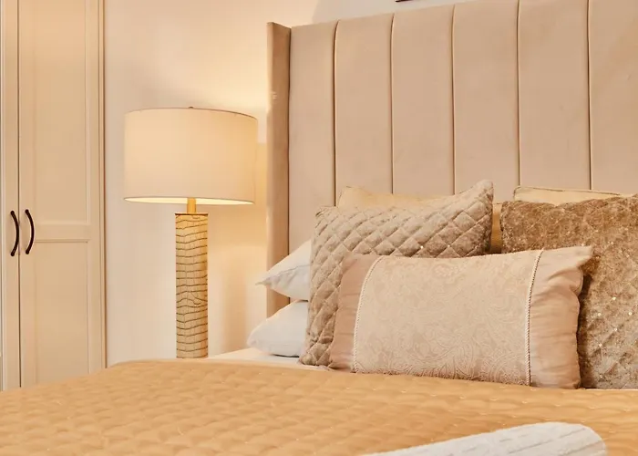 Modern Leeds Dock Apt &Free Secure Parking!