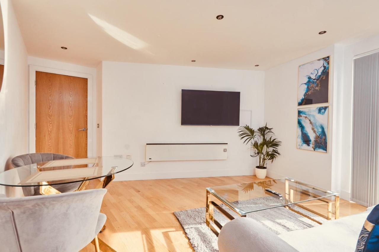 Modern Leeds Dock &free Secure Parking! * Лидс