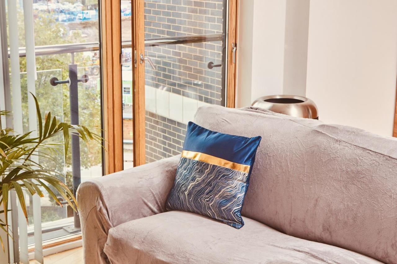 Modern Leeds Dock &free Secure Parking! Лидс