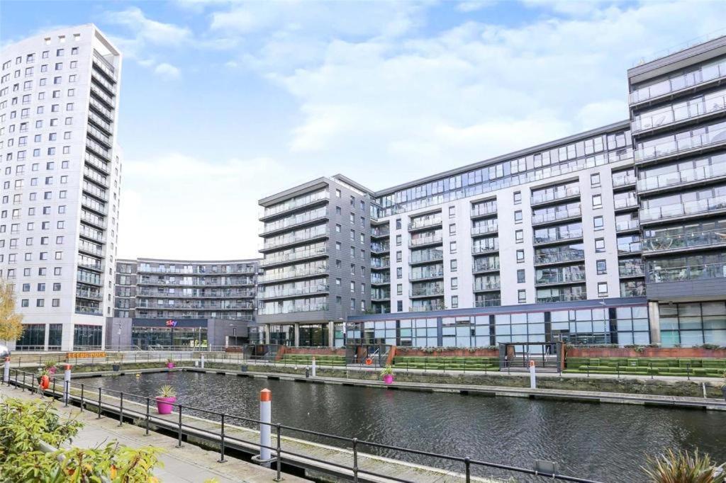 Modern Leeds Dock &free Secure Parking! Лидс